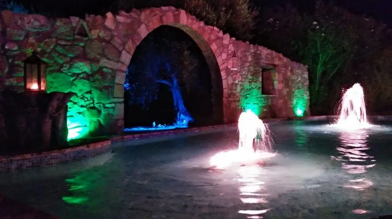 Το σιντριβάνι κάτω από την καμάρα, φωτισμένο με πράσινο και κόκκινο